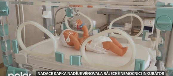 Nový vylepšený inkubátor věnovala nemocnici v Karviné-Ráji nadace Kapka naděje