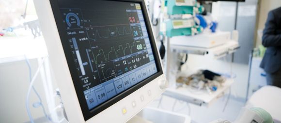 IKEM získal moderní narkotizační přístroj díky daru od Maxima pojišťovny a Kapky naděje