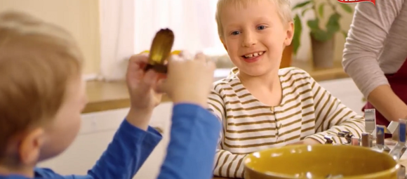 Hera spojuje svůj vánoční spot s Kapkou naděje