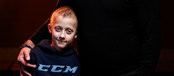 Hokejista Duda si oholil hlavu pro dobrou věc. Jeho syn překonal leukémii.